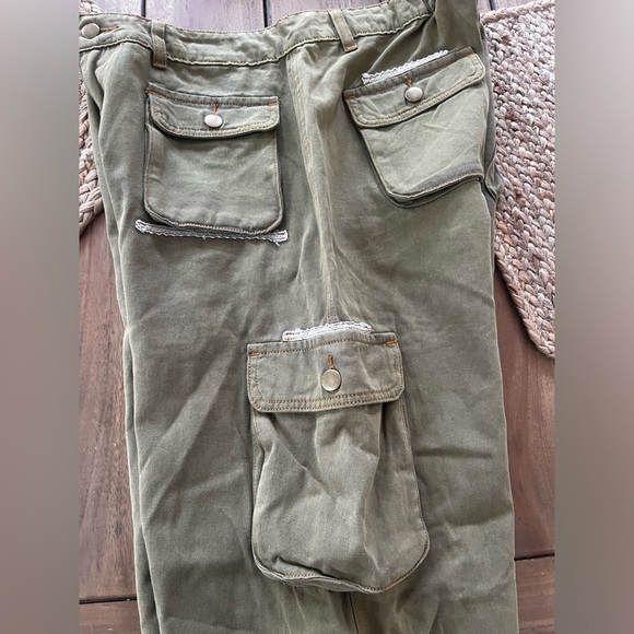 KIMBERLY OLIVE WIDE
LEG CARGO PANTS by POL; Size Large - Picture 14 of 15